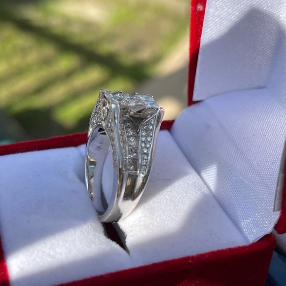 6 piece diamond cluster engagement ring - Picture 2 of 5